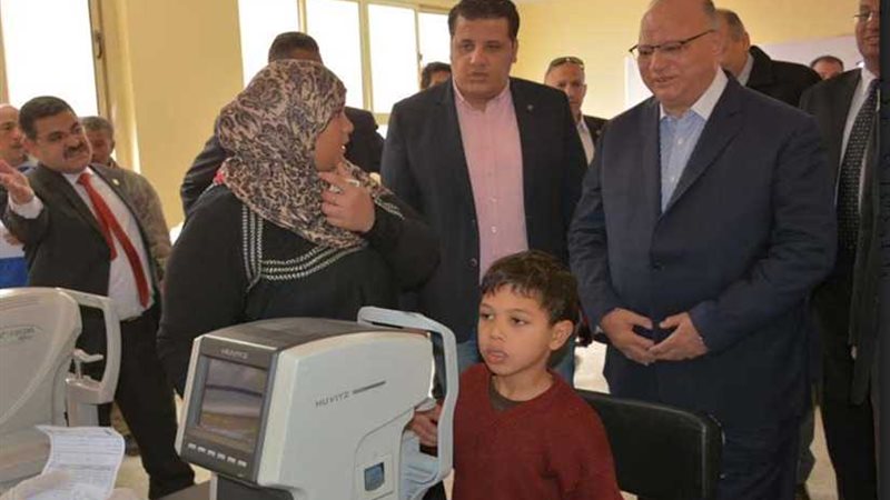 فحص عيون الأسمرات
