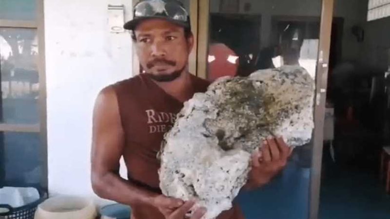 عامل نظافة يعثر على