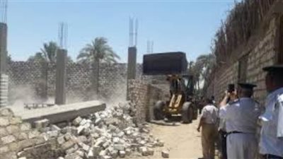 إزالة 11 حالة تعد على أملاك الدولة بمدينة الزينية بالأقصر