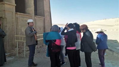 وفد سياحي أرجنتيني يزور المناطق الأثرية بالمنيا