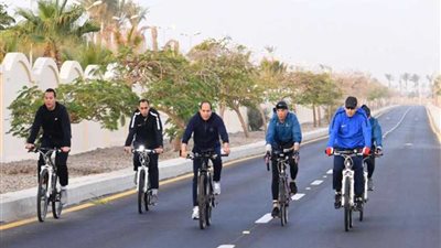 موجز الرابعة .. الرئيس السيسي يقوم بجولة تفقدية بالدراجة فجر اليوم بمدينة شرم الشيخ