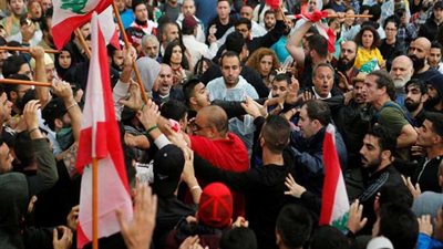 اشتباكات وتدافع في وسط العاصمة اللبنانية بيروت بين المتظاهرين وعناصر الشغب وقوى الأمن
