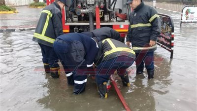 جهود الحماية المدنية  لشفط المياه من شوارع القاهرة.. (صور)