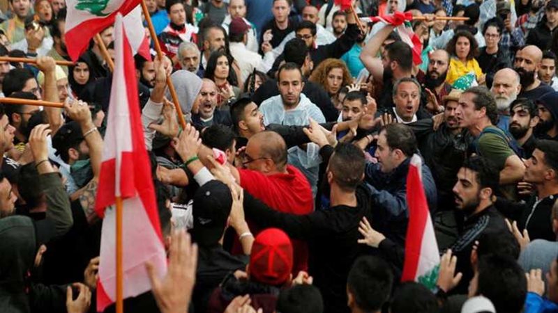 اشتباكات وتدافع في