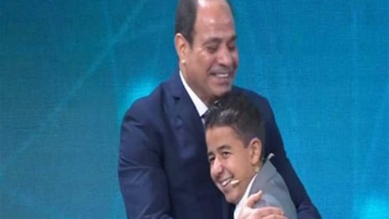 الرئيس السيسي يصافح