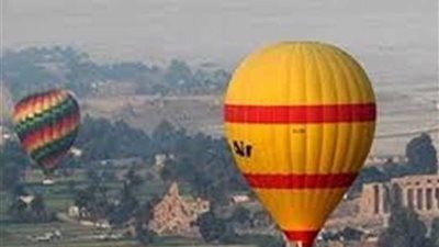 610 سائحين يحلقون في سماء الأقصر بالمنطاد الطائر