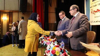 سعفان ومحافظ البحيرة يسلمان 1077 شهادة 