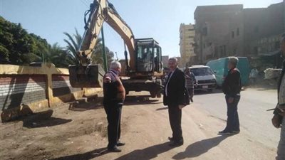 رفع أكوام القمامة المتراكمة على ترعة السنط بمدخل قرية كوم أبو شيل بأبنوب
