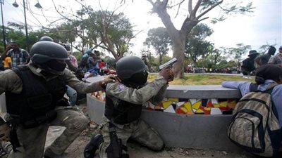 مصرع جندي متأثرًا بجراحه جراء اشتباكات بين الشرطة والجيش في هايتي
