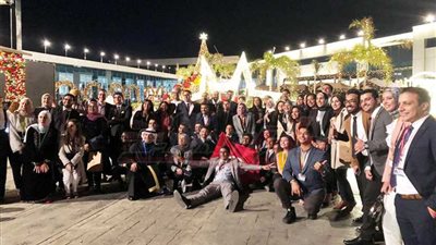 شباب العالم يحتفون بشجرة الكريسماس بـ«المنتدى».. بالصور التذكارية