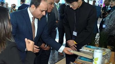 الرئيس السيسي يتفقد منطقة رواد الأعمال بمنتدى شباب العالم في شرم الشيخ