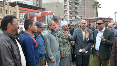 محافظ الدقهلية يتعهد بحل مشكلات العاملين بقطاع النظافة