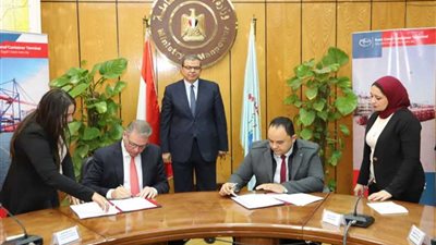 اتفاقية عمل جماعية تحفظ حقوق ومكتسبات 1235 عاملا بشركة قناة السويس للحاويات