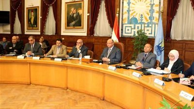 محافظ القاهرة يطالب رؤساء الأحياء بفتح أبوابهم للمواطنين