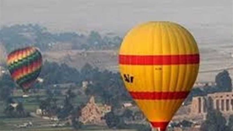 610 سائحين يحلقون