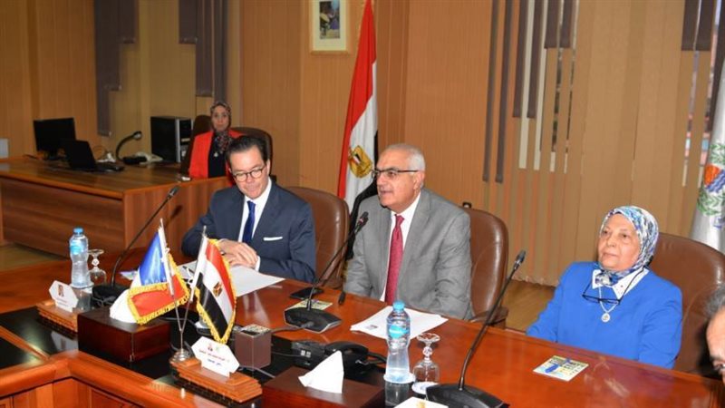 اجتماع السفير الفرنسي