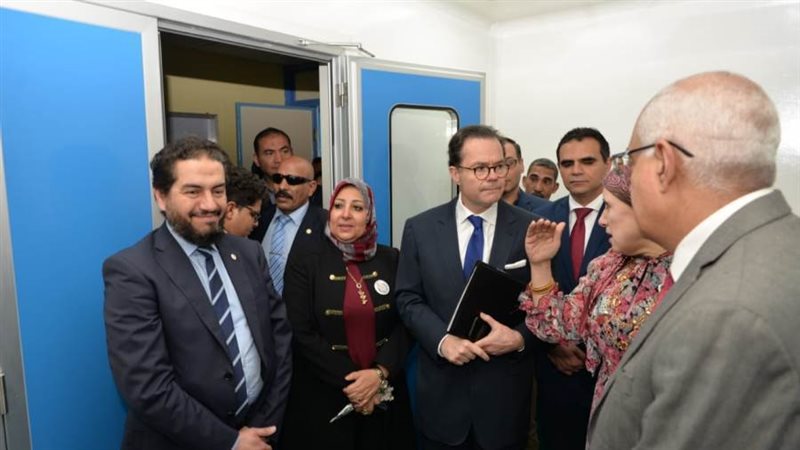 زيارة السفير لمستشفى