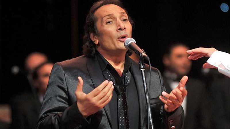 سلطنة عمان تكرم المطرب