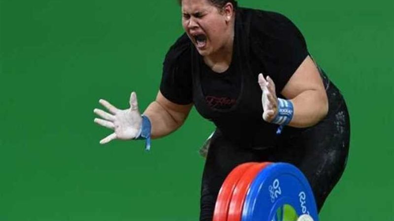 ثلاثي الأثقال يطلب