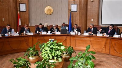 جامعة القناة تناقش مشاكل قطاعاتها المختلفة