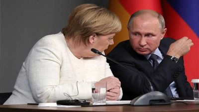 بوتين وميركل يبحثان هاتفيا الوضع في ليبيا ونتائج قمة 