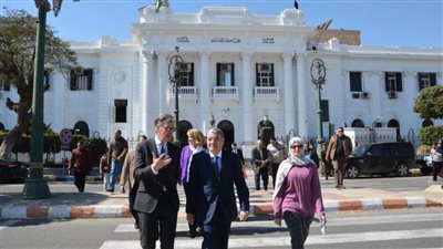 محافظ المنيا والسفير البريطاني يتجولان على الكورنيش