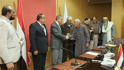 نور الدين يسلم 14 عقد تقنين أراضي أملاك الدولة