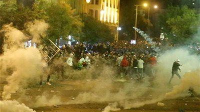 ليلة غضب واشتباكات وسط بيروت.. جرحى وحرق خيام