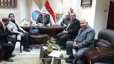 عميد طب بنها يبحث دعم وحدة المشروعات بالكلية