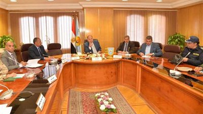 محافظ أسيوط يترأس جلسة المجلس التنفيذي للمحافظة ويعلن بدء خطة لتطوير الجهاز الإداري