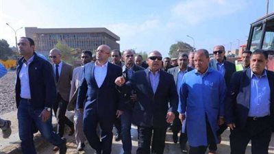 وزير النقل يتفقد طريق 