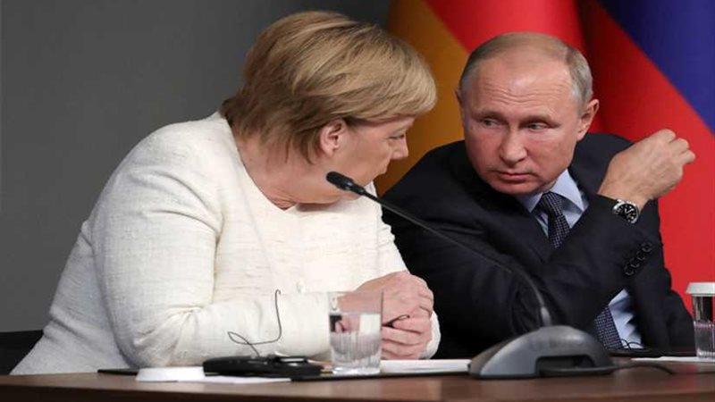 بوتين وميركل يبحثان