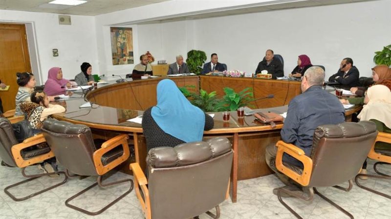 لقاء المحافظ بالمسؤولين