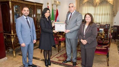 السفير العراقي يُكرِّم الصحفية المصرية «ماجي حامد»