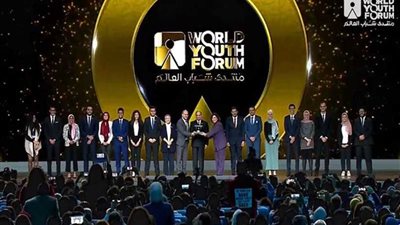 الرئيس السيسي يكرم بعض النماذج الشبابية المتميزة بمنتدى شباب العالم