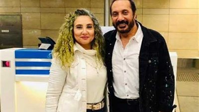 علي الحجار وزوجته يتوجهان إلى سلطنة عمان لاستلام جائزة السلطان قابوس للفنون