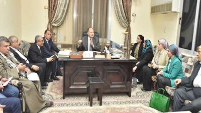 محافظ أسيوط يلتقي المواطنين بمركز القوصية ويؤكد وضع حلول عاجلة لمشاكلهم