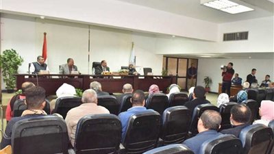 محافظ أسيوط يعقد لقاءً موسعًا برؤساء الجمعيات الأهلية