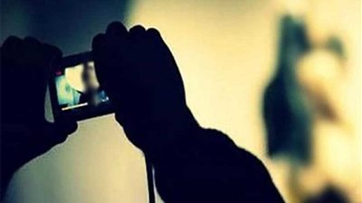القبض على شاب يصور النساء من تحت تنورتها.. ويبرر فعلته بسبب غريب