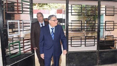 عقب زيارة مفاجئة.. محافظ المنيا يحيل مدير مدرسة للتحقيق للإهمال والتقصير