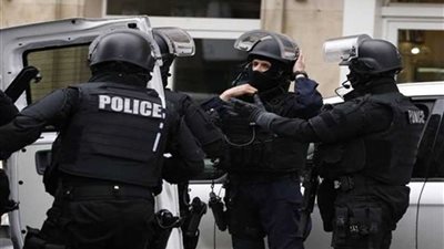 اليونان: القبض على شخصين اشعلا حريق بمقر حزب يميني