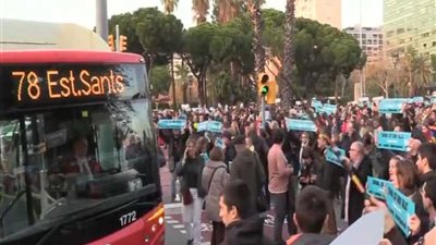 شاهد.. إجراءات أمنية مشددة في برشلونة قبيل الكلاسيكو خوفا من مظاهرات قرب ملعب 