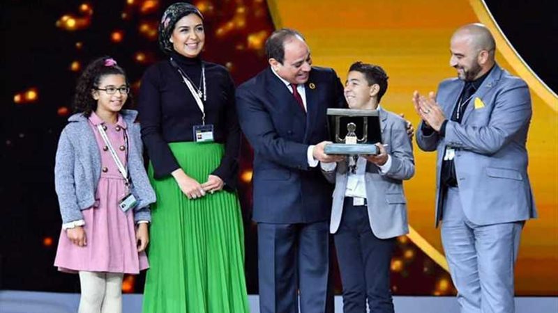 الرئيس السيسي يكرم