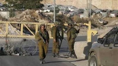 الاحتلال الإسرائيلي يغلق حاجز شارع الشهداء بالخليل