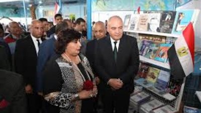 وزيرة الثقافة ومحافظ قنا يفتتحان معرضا للكتاب بنادي فتيات قنا