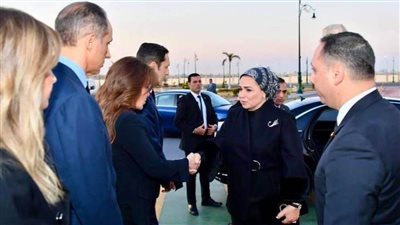 بالصور.. قرينة الرئيس السيسي تقدم واجب العزاء لأسرة الرئيس الأسبق 