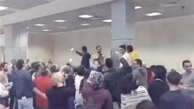 مطار القاهرة الدولى يحتفل مع المسافرين بالعام الميلادي الجديد على الأنغام الموسيقية (فيديو)