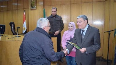 محافظ المنيا يسلم 59 عقدًا جديدًا لتقنيين أملاك الدولة