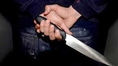 قتل ابنه الرضيع وطعن زوجته الشابة.. والسبب 