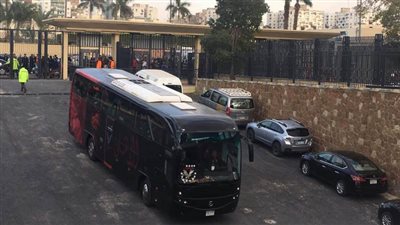 بالصور.. وصول حافلة الأهلي وطاقم الحكام يعاين الملعب
